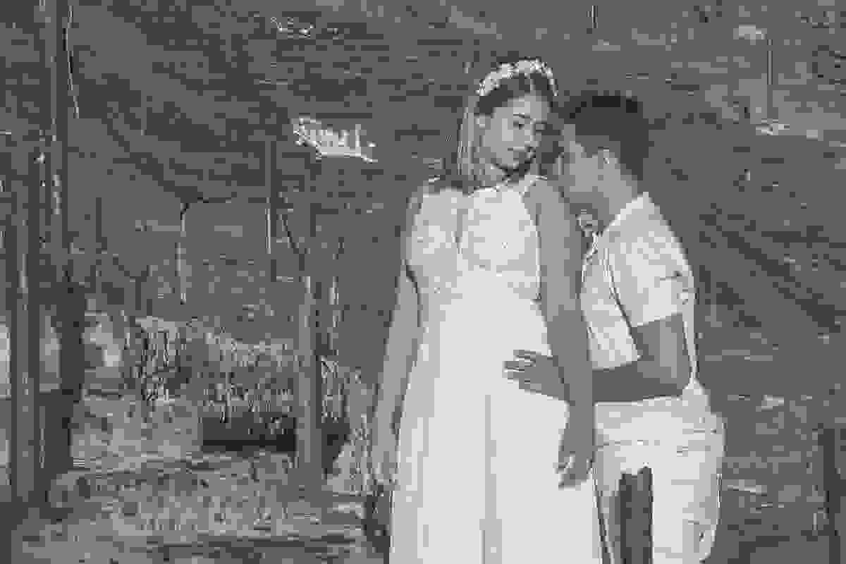 noivo abraçando a noivo por trás em fotografia de casamento