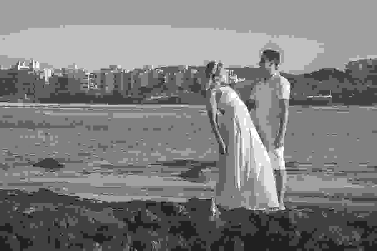 casal em pose de frente para o mar de cabo frio