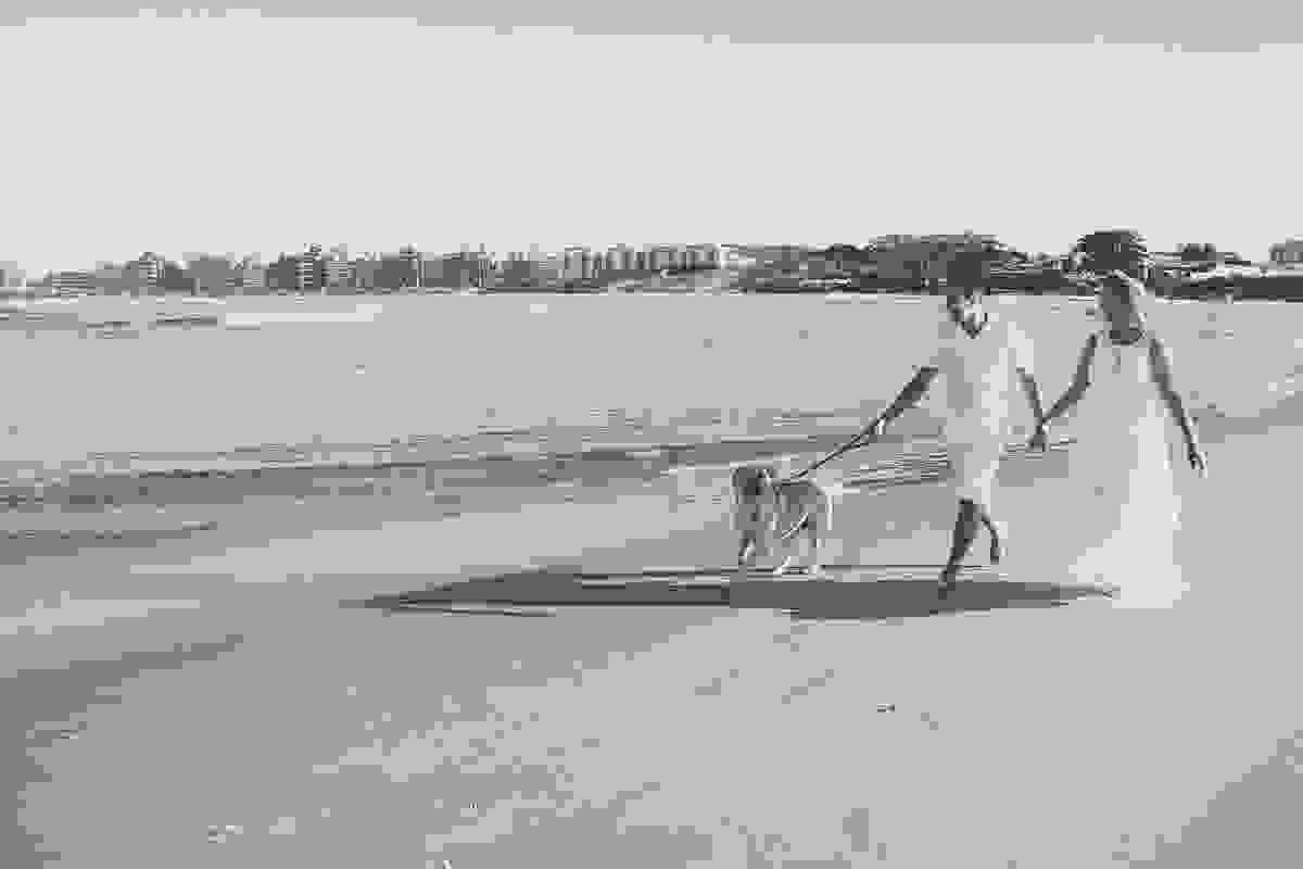 casal passeando com labrador nas areis da praia de cabo frio
