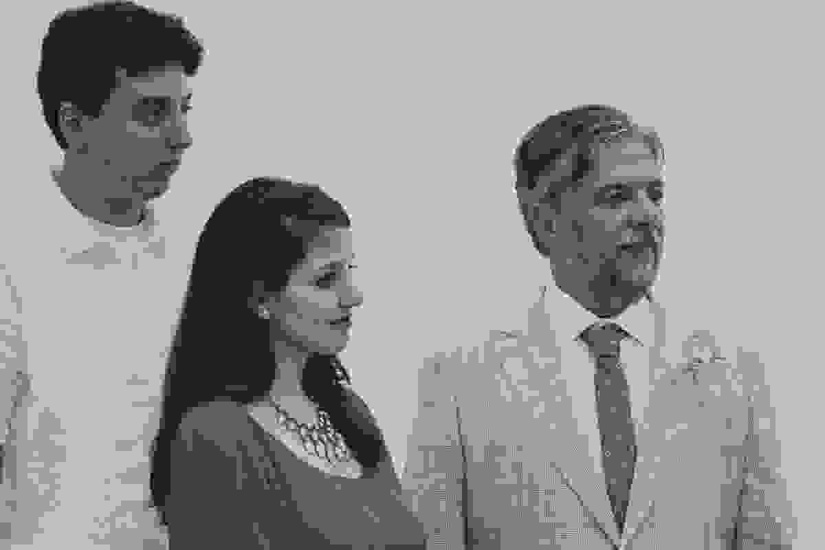 Fotografia do casamento na praia que mostra a família da noiva