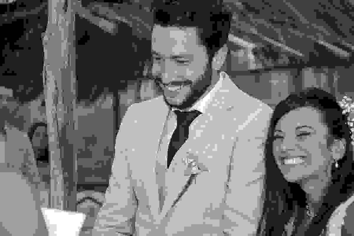 Noivo e Noiva dão uma gargalhada durante a cerimonia. O que foi dito pela celebrante divertiu o casal que foi fotografado em um belo momento