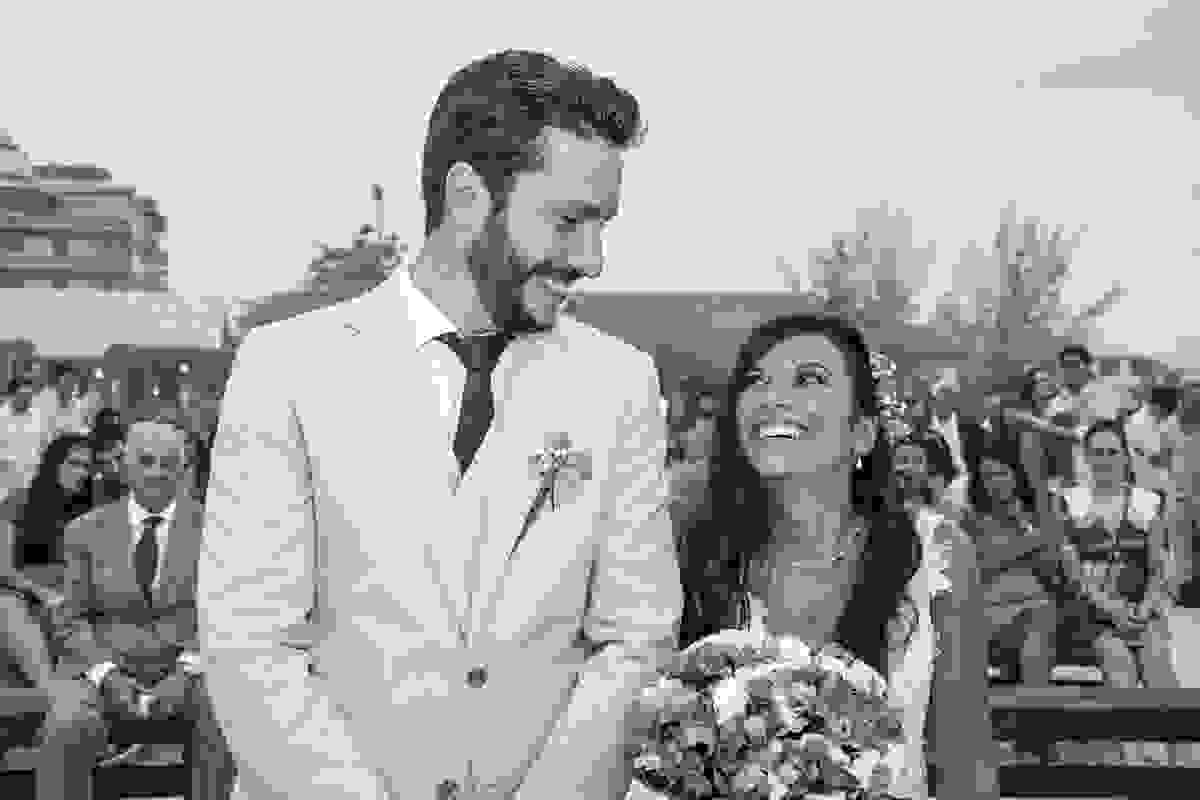Casal de noivos em um belo sorriso registrado pelo fotógrafo do casamento