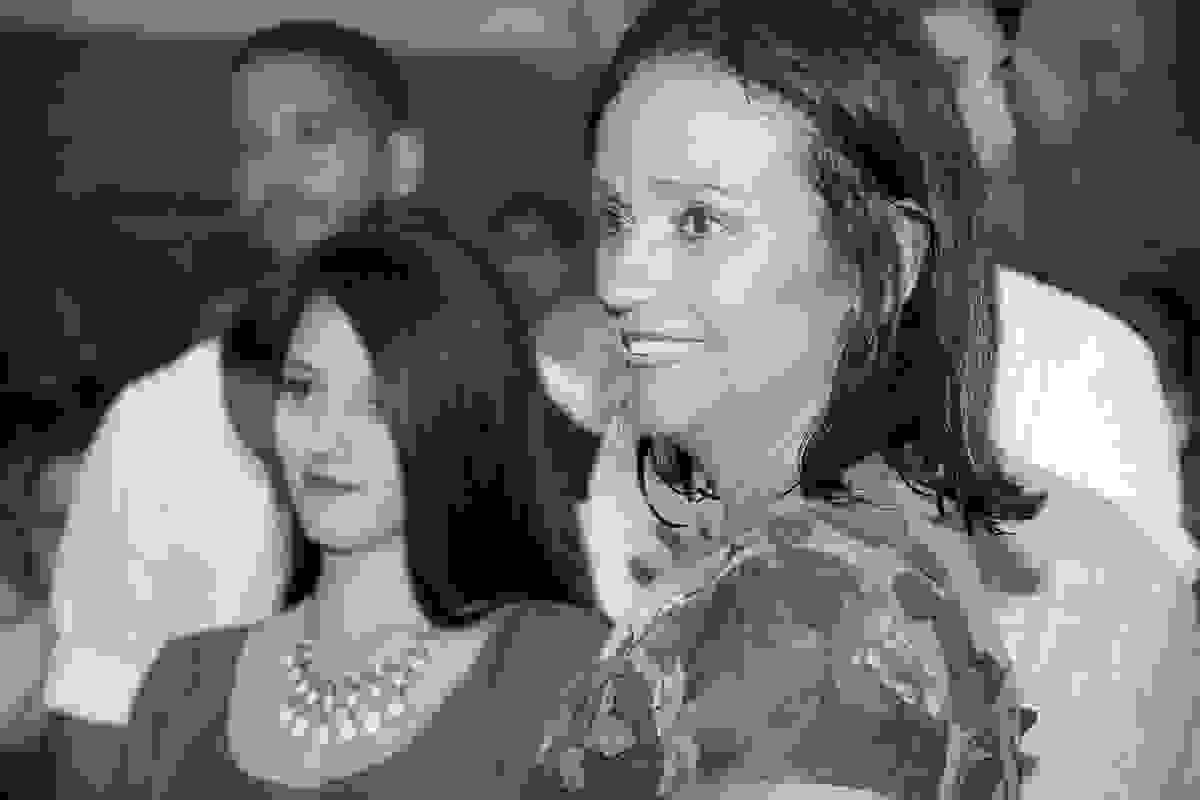 Fotografia do casamento que mostra a mãe da noiva e ao fundo uma das madrinhas