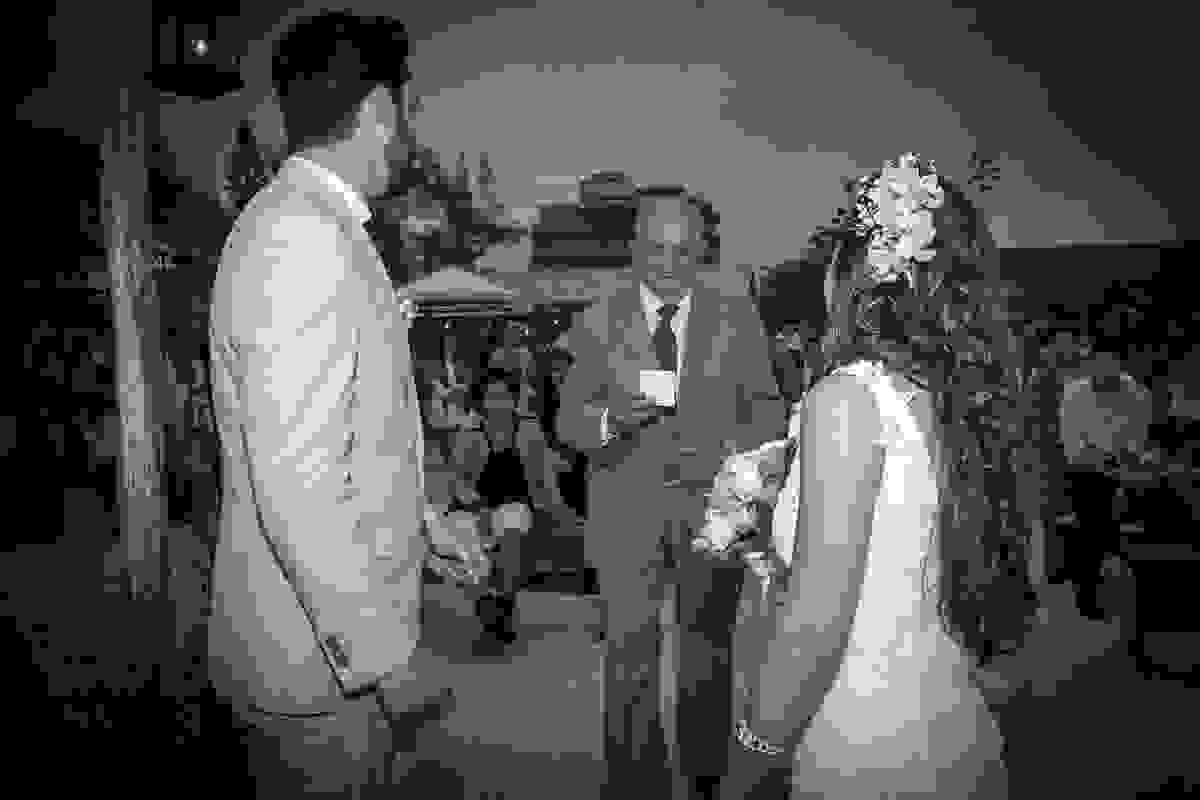 Em uma linda cena do casamento o avô da noiva leva as alianças