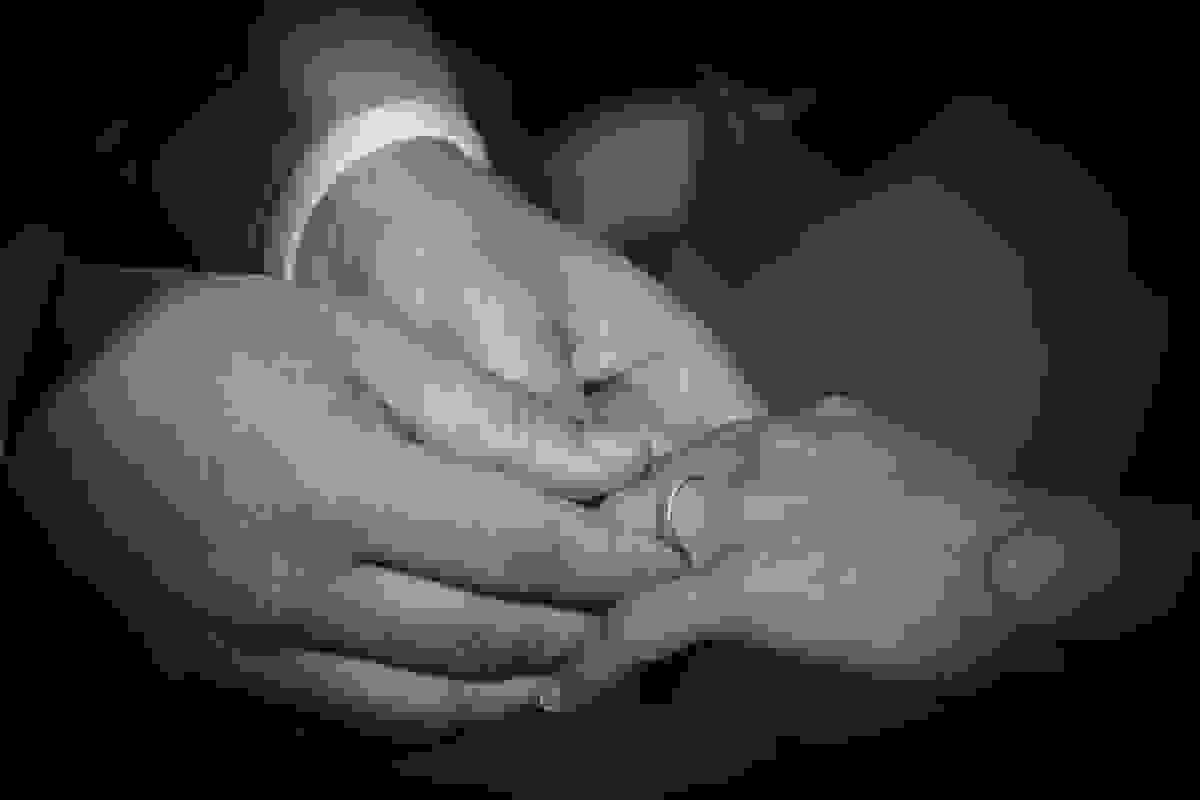 Fotografo do casamento registra o momento que o noivo coloca a aliança na noiva