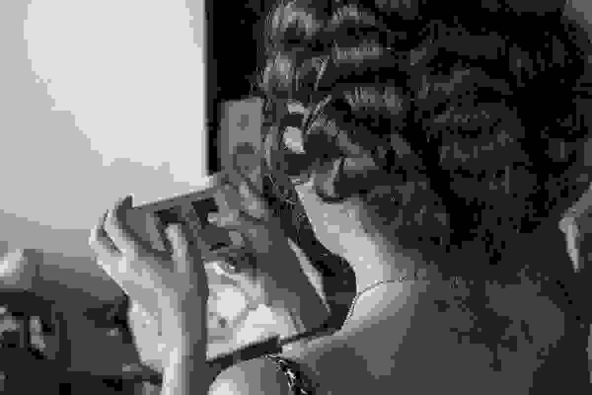 Noiva conferindo a maquiagem pela camera do ccelular em fraga feito pelo fotografo do casamento