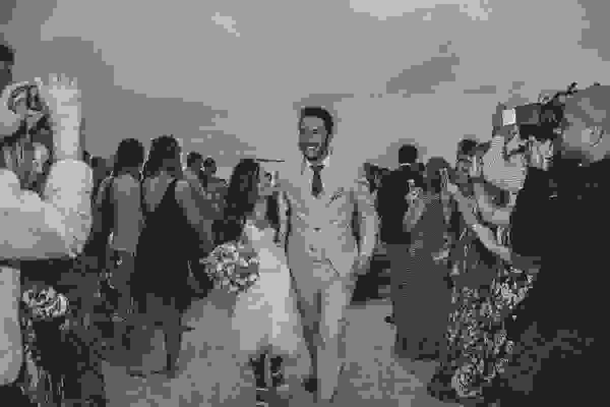 Saída do casal ao fim da cerimonia de casamento