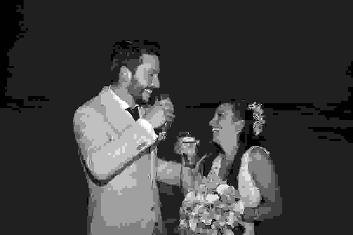 Fotografo do casamento faz uma foto do brinde com cerveja que o casal fez questão de fazer a beira da praia