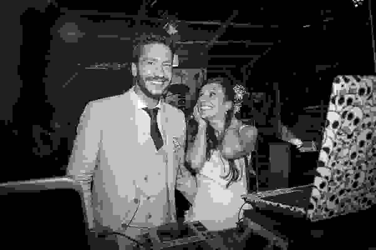 Casal de noivos possa para foto de casamento brincando de ser DJ