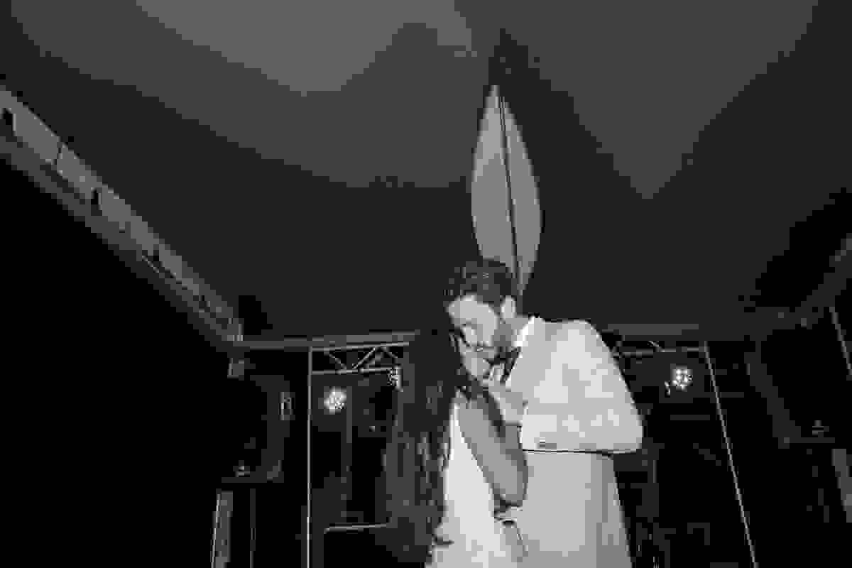 Dança dos noivos e beijo romantico em fotografia do casamento
