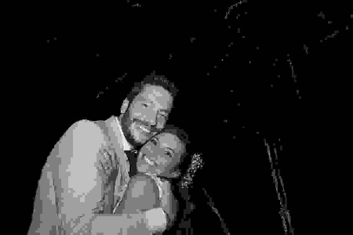Fotografo do casamento registra momento de lindo sorriso do casal após final da dança