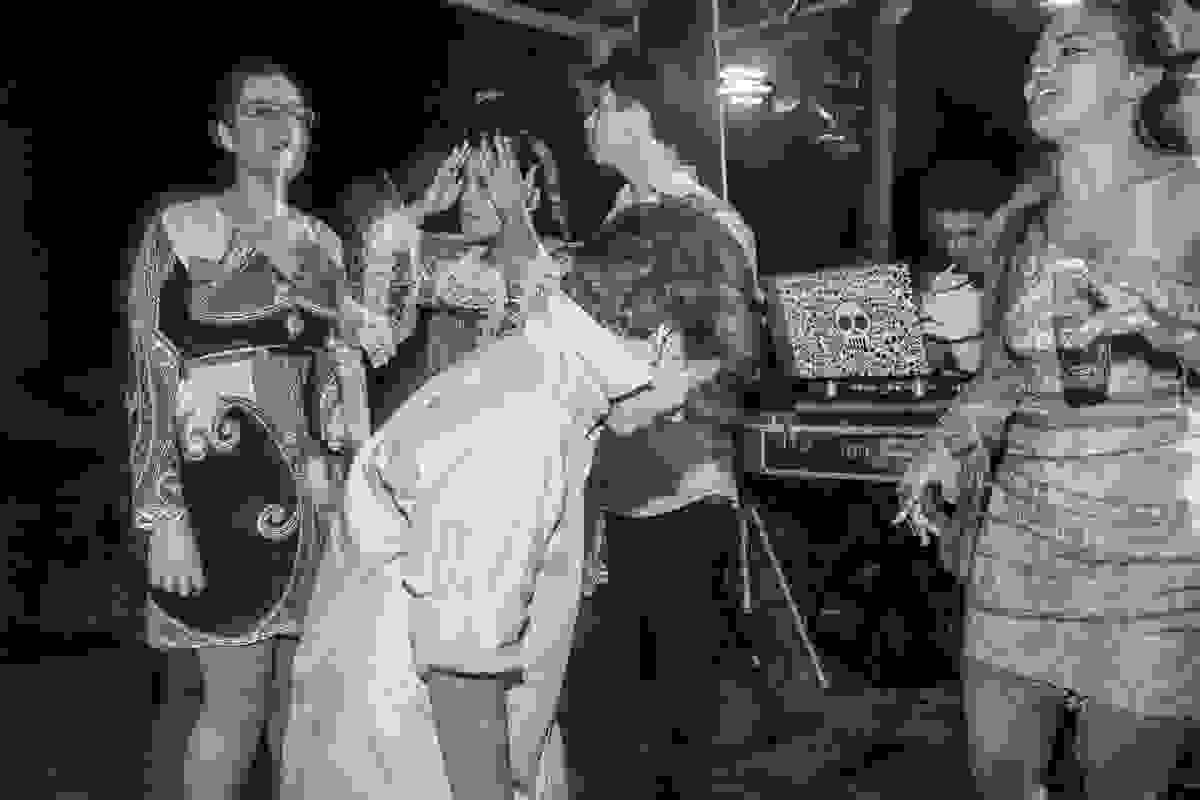 convidados dançando ao som da banda de rock do casamento