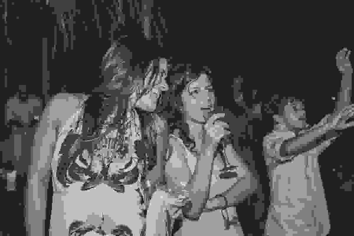 convidados se divertem com show de banda de rock no casamento
