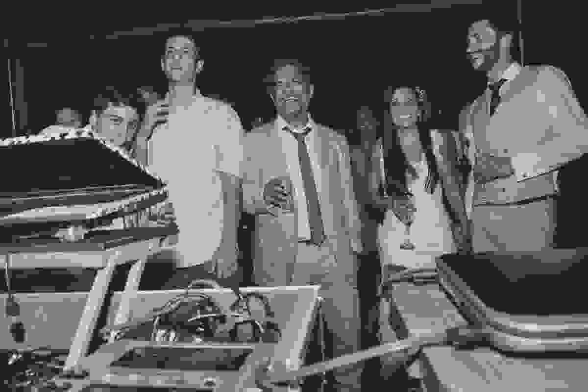 irmão da noiva, pai da noiva, noiva e noivo aguardam inicio do show do casamento