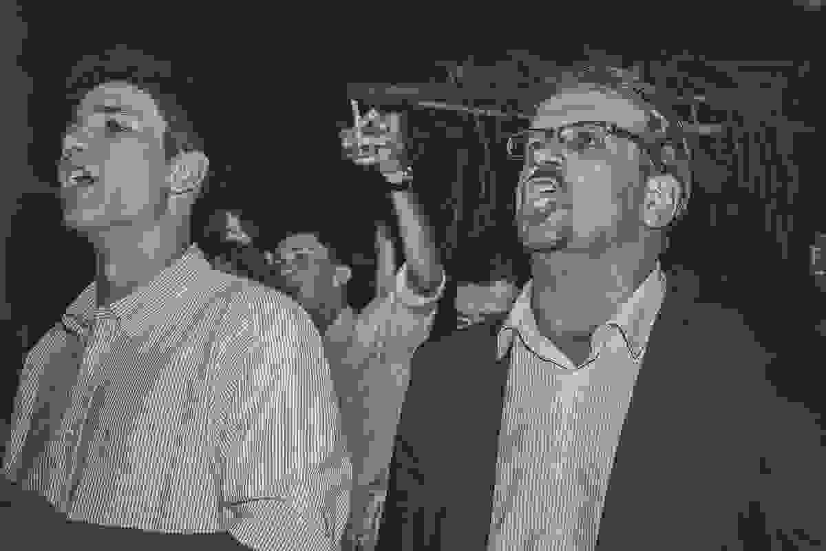 convidado fotografado em uma expresão de grito durante o show de rock