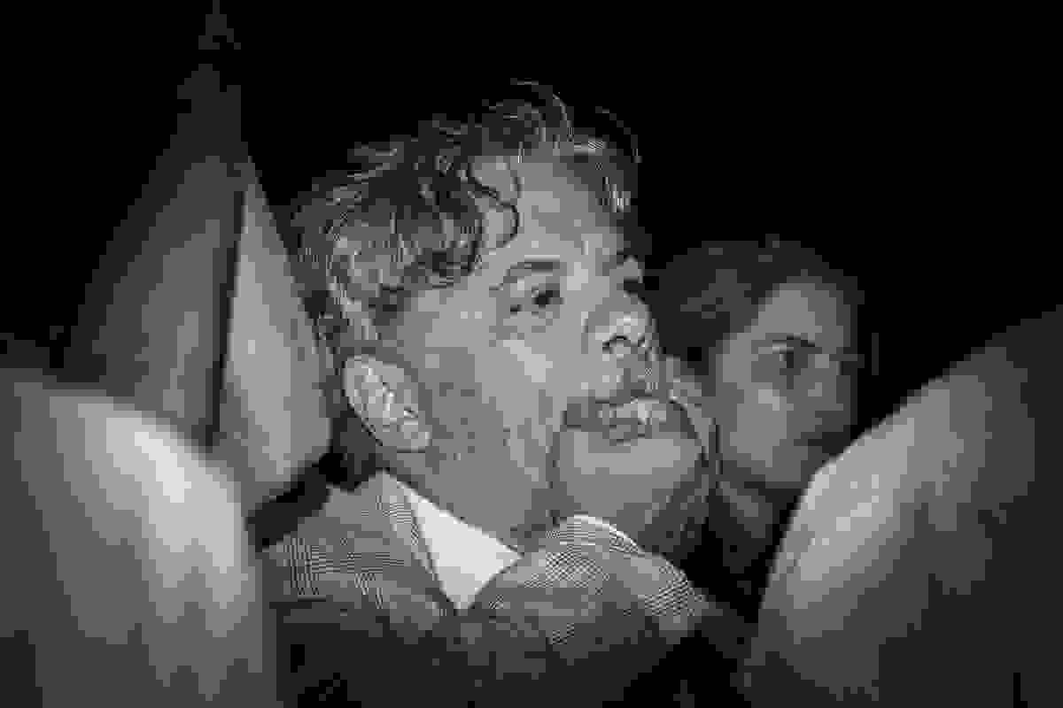 Pai da noiva fotografado dando um assobio de satisfação durante o show de rock no casamento