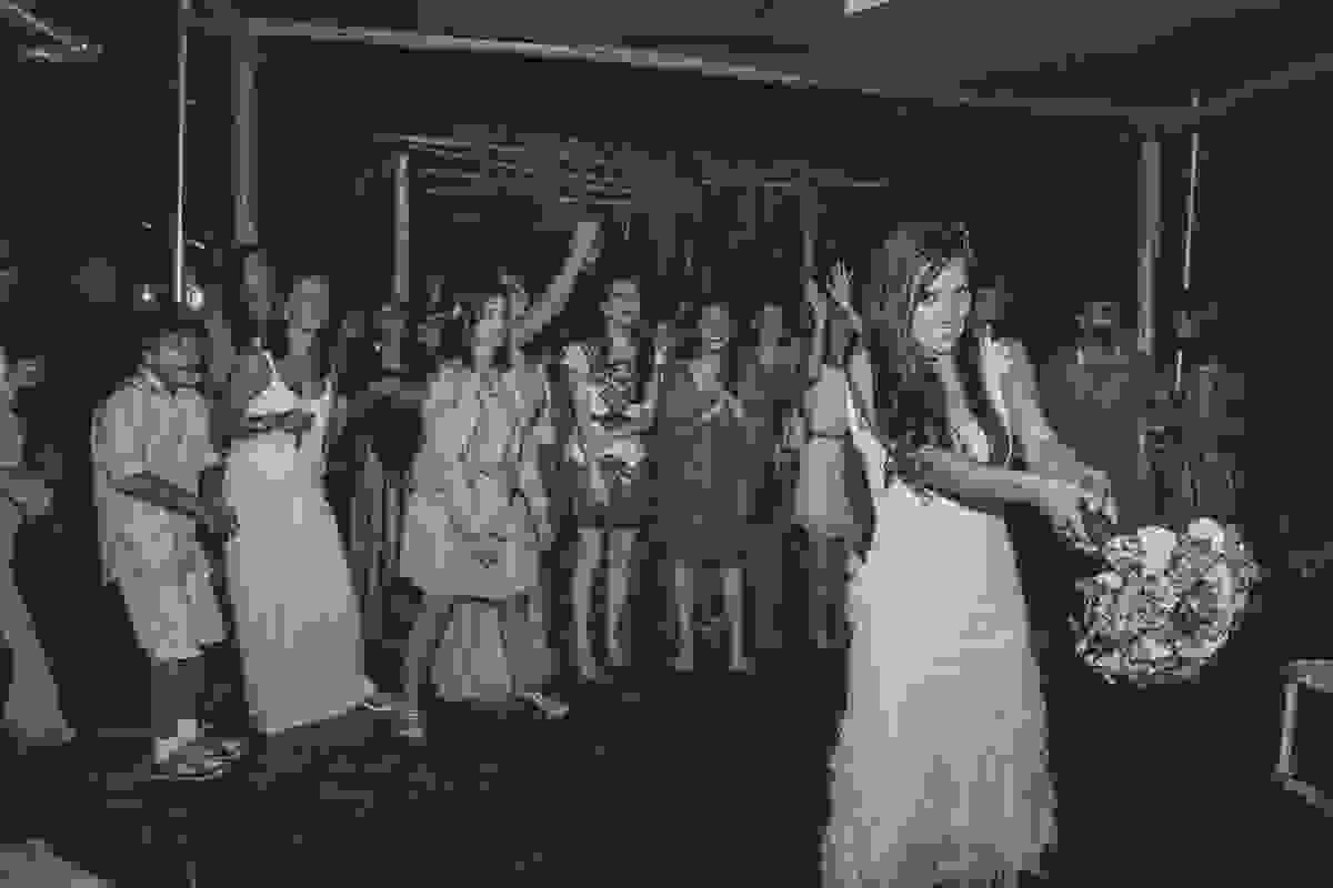 Fotografo registra o momento que a noiva brinda ameaçando jogar o bouquet