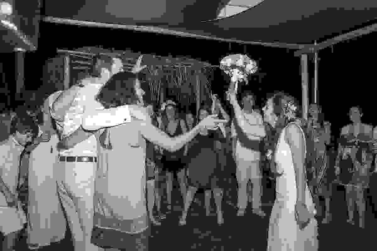 Noiva se prepara para jogar o Bouquet e mostra para os convidados