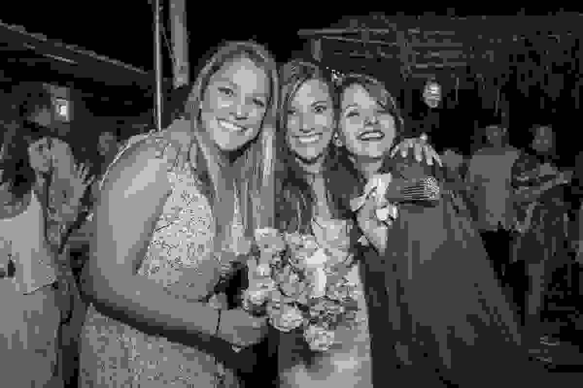 o bouquet foi despedaçado e uma convidada pegou a parte de cima e outra a parte de baixo, na fotografia a noivo pousa para o fotografo com as duas vencedoras
