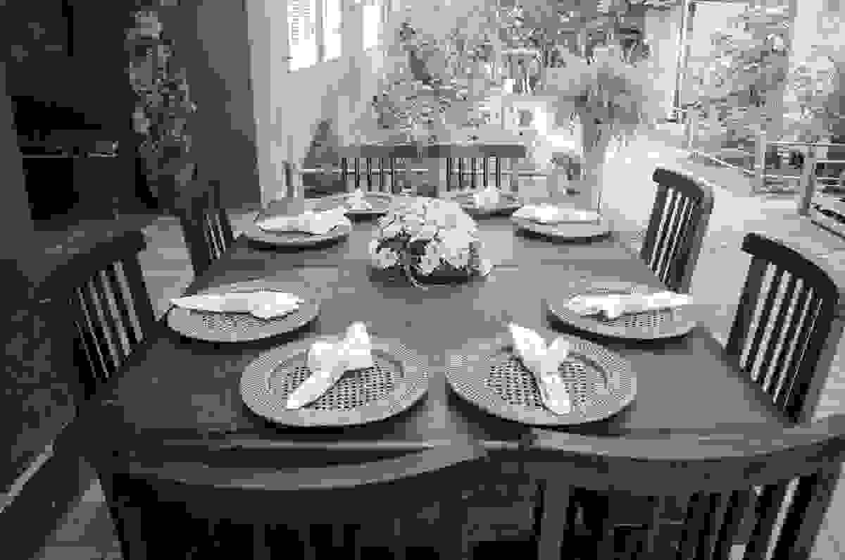 Fotografia da mesa de jantar da recepção do casamento em saquarema