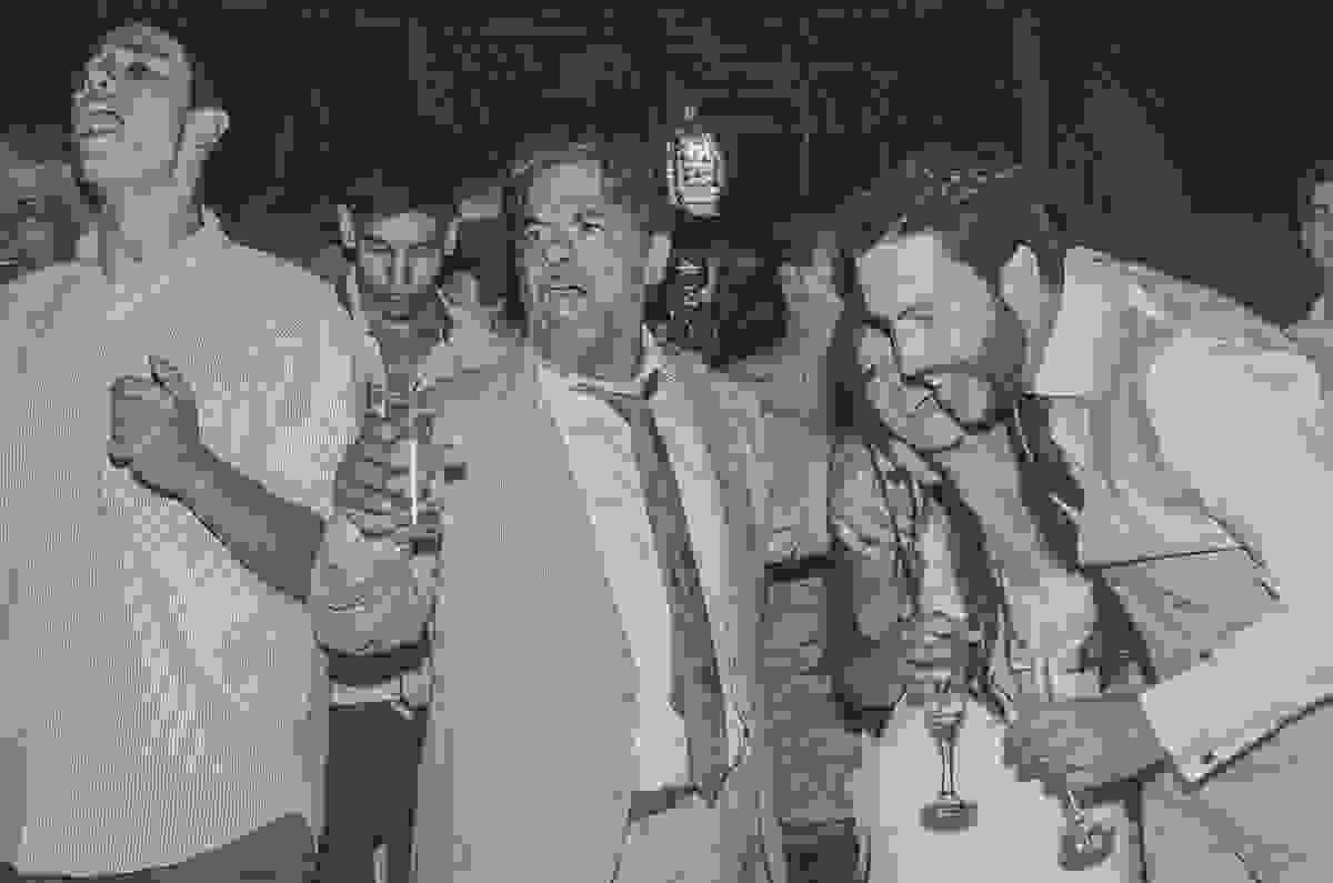 pai da noiva, noiva e noivo curtem o show de rock junto com os convidados, fotografia mostra todos já bastante animados