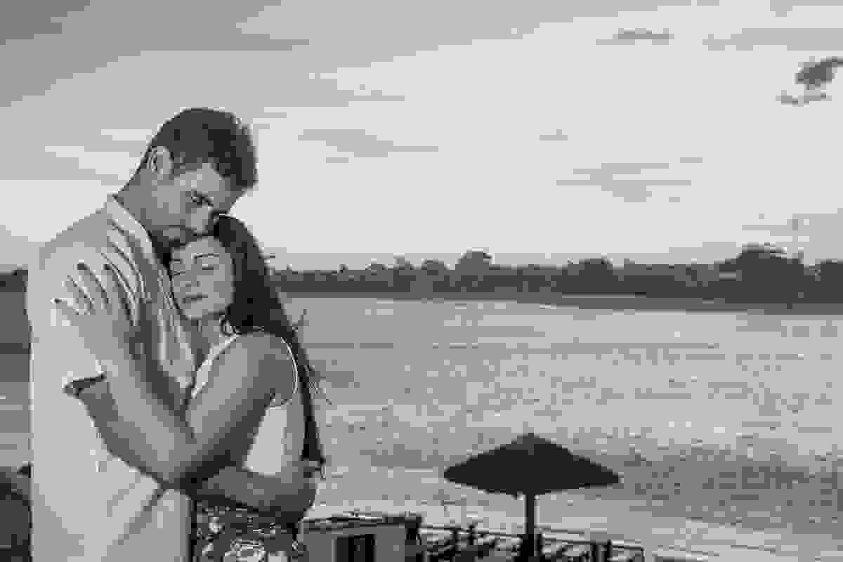 Fotografia do ensaio pré casamento feita em barra de são joão o casal aparece abraçado de olhos fechados e ao fundo o mar