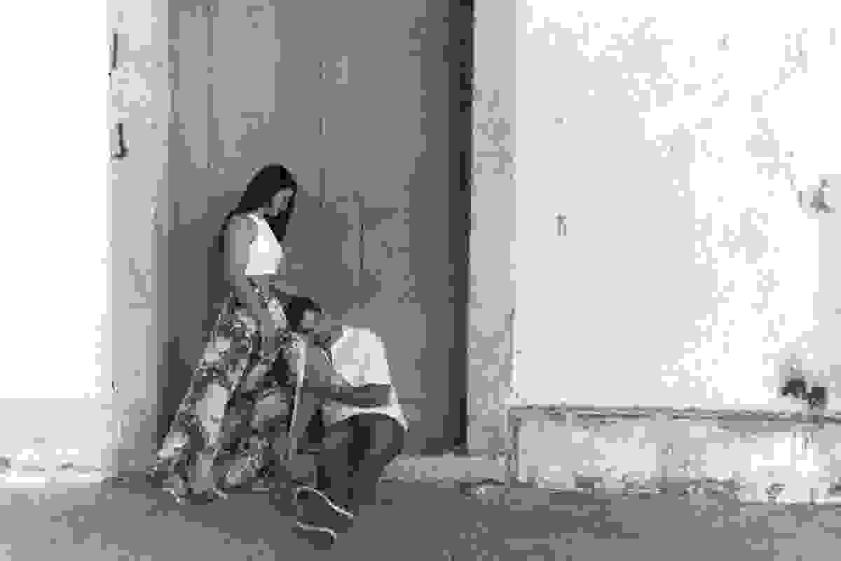 Casal posa para fotografia em frente a porta da igrejinha de barra de são joão/rj