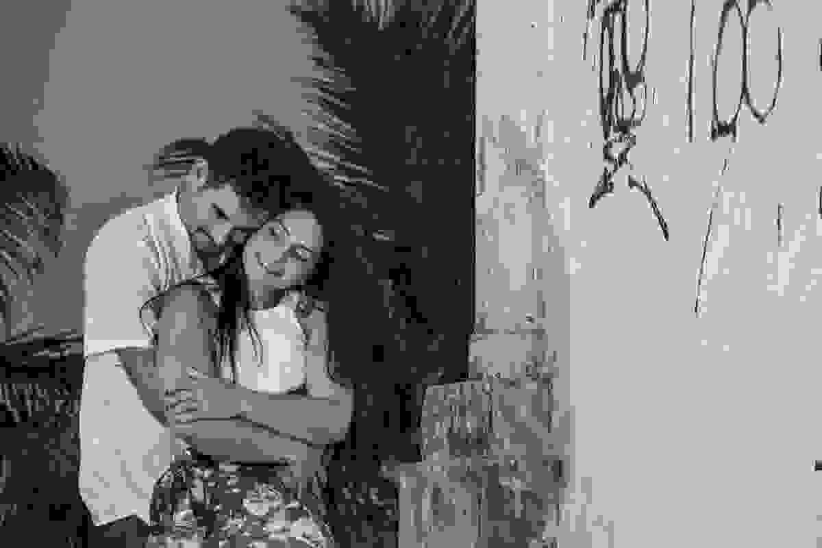 Casal se diverti em lindo abraço carinhoço ao lado da igrejinha de barra de são joão em seu ensaio de pré casamento
