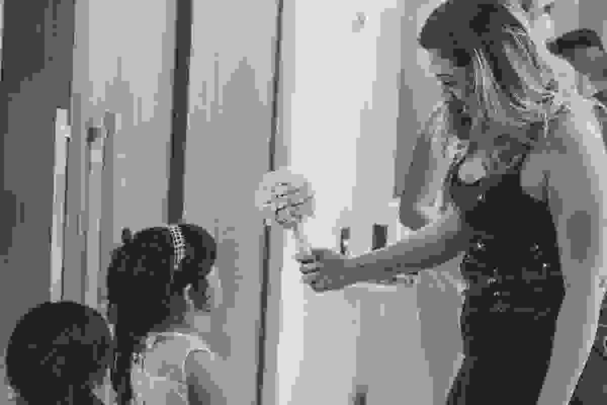 Cerimonial entrega o bouquet da daminha do casamento