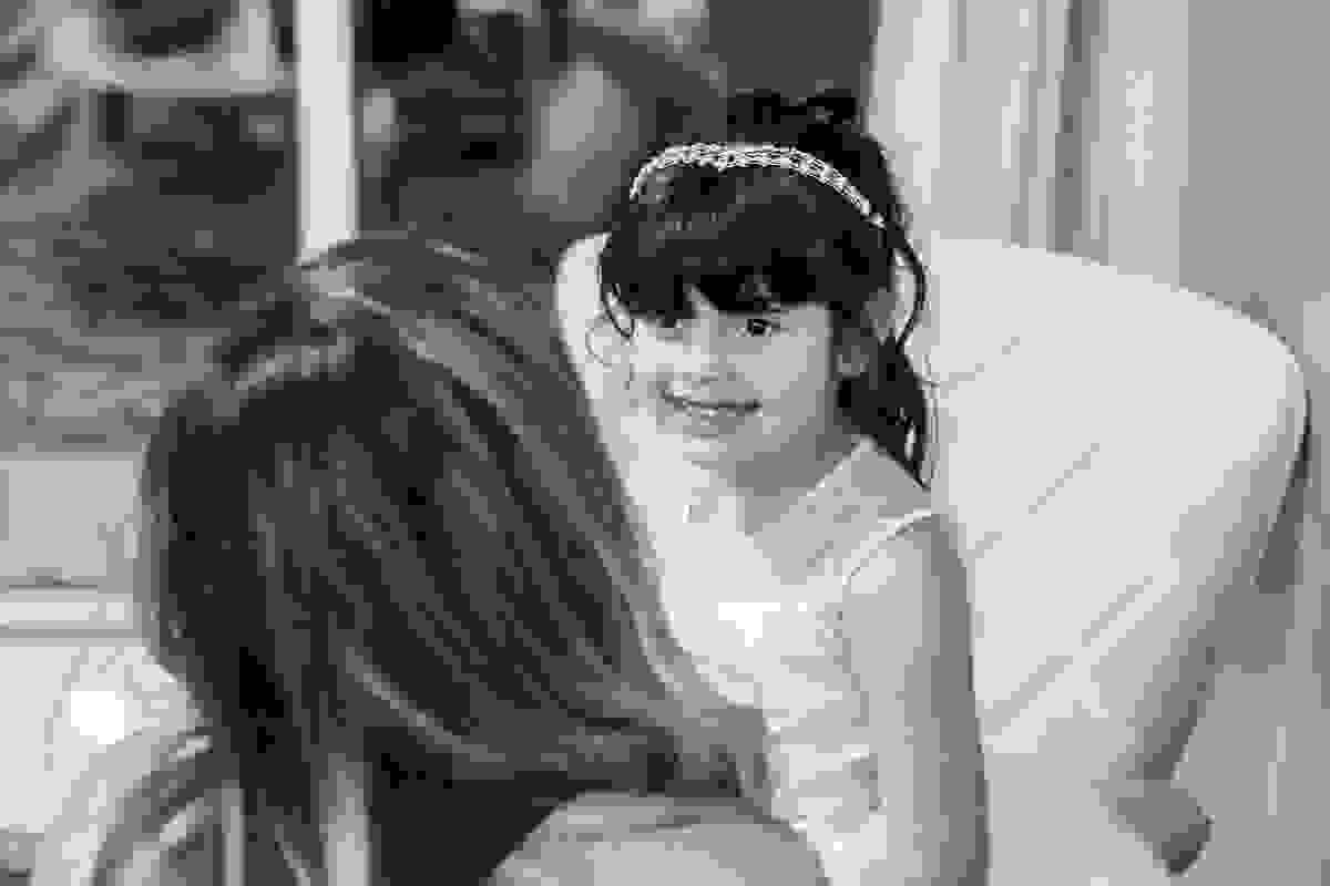 daminha sorri enguanto espera a hora do casamento