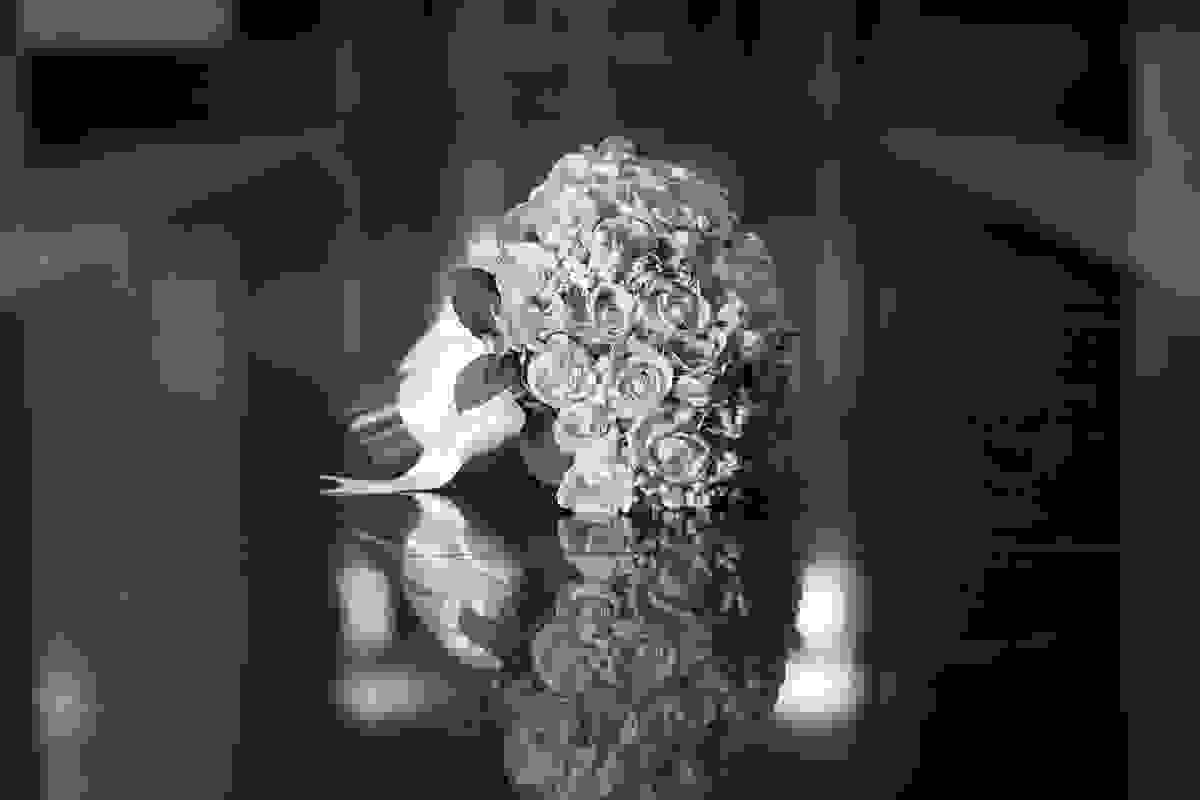 bouquet da noiva no corredor do hotel de macaé rio de janeiro