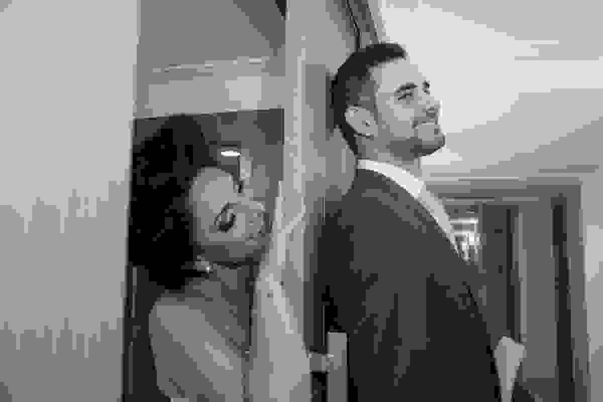 Noiva olha o noivo por detraz da porta em fotografia de casamento em macaé