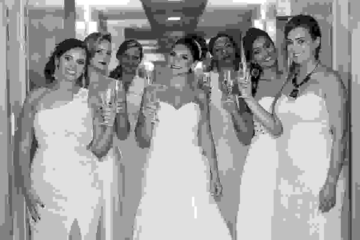 Noiva pousa para brinde com madrinhas em fotorgafia de casamento em macaé rio de janeiro