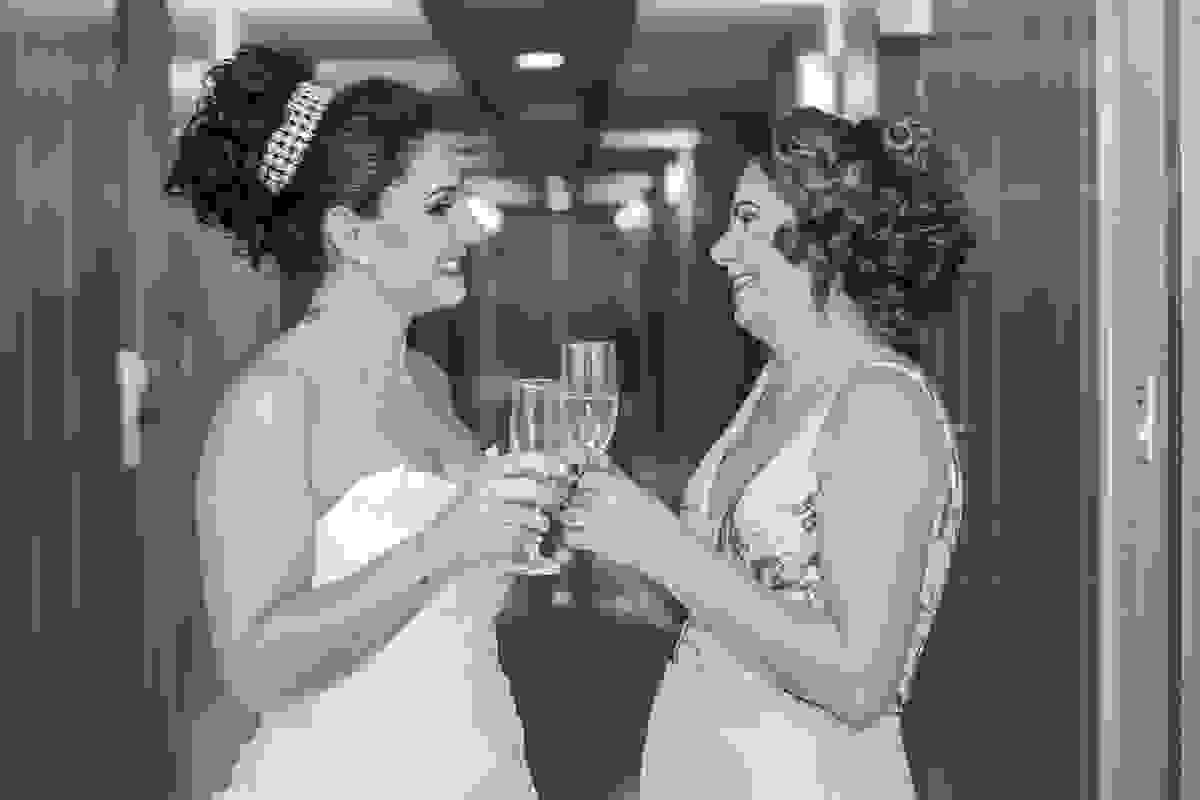 Noiva brinda com a mãe casamento em macaé rio de janeiro