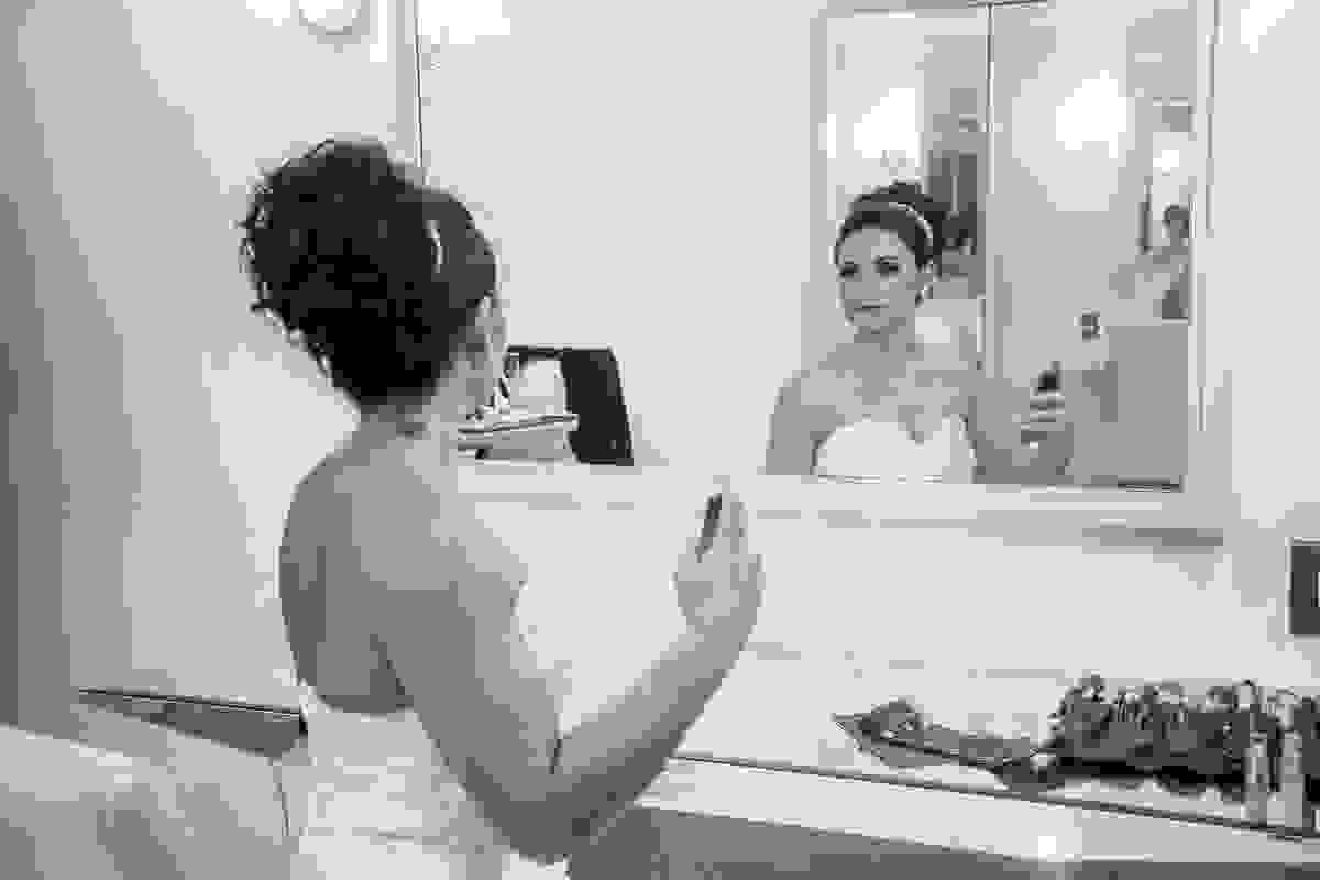 noiva coloca perfume para o casamento