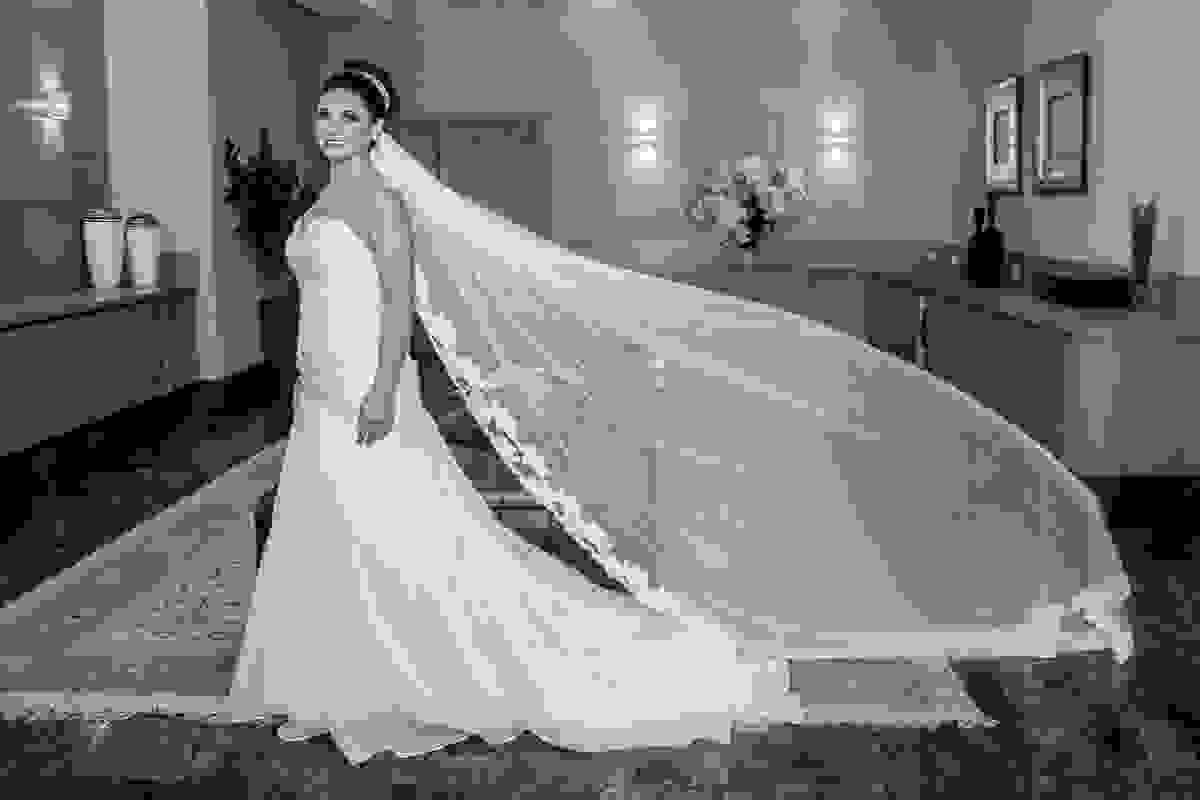 noiva pousa com o vestido de casamento com veu aberto