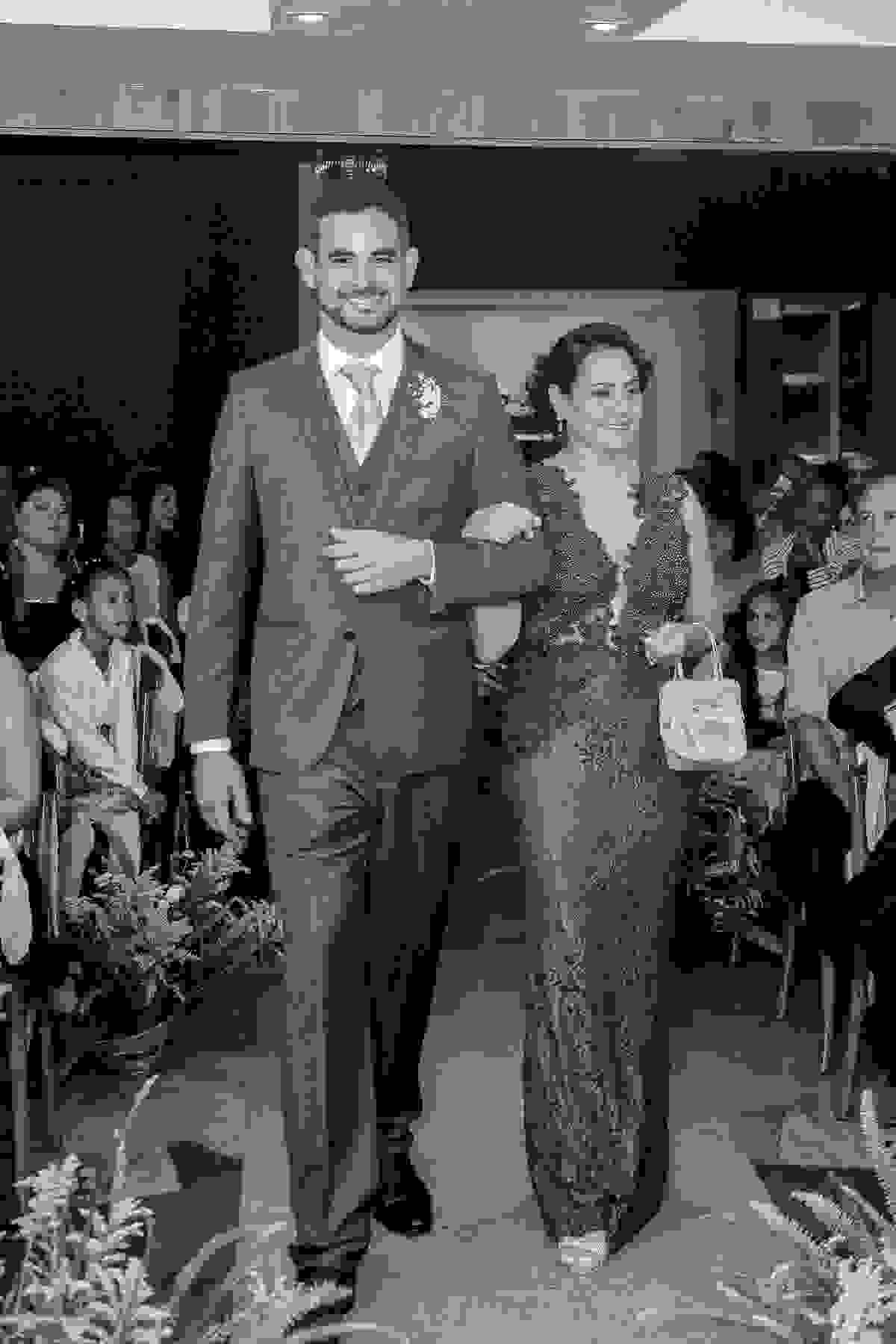 Noivo entrando com a mãe para o casamento