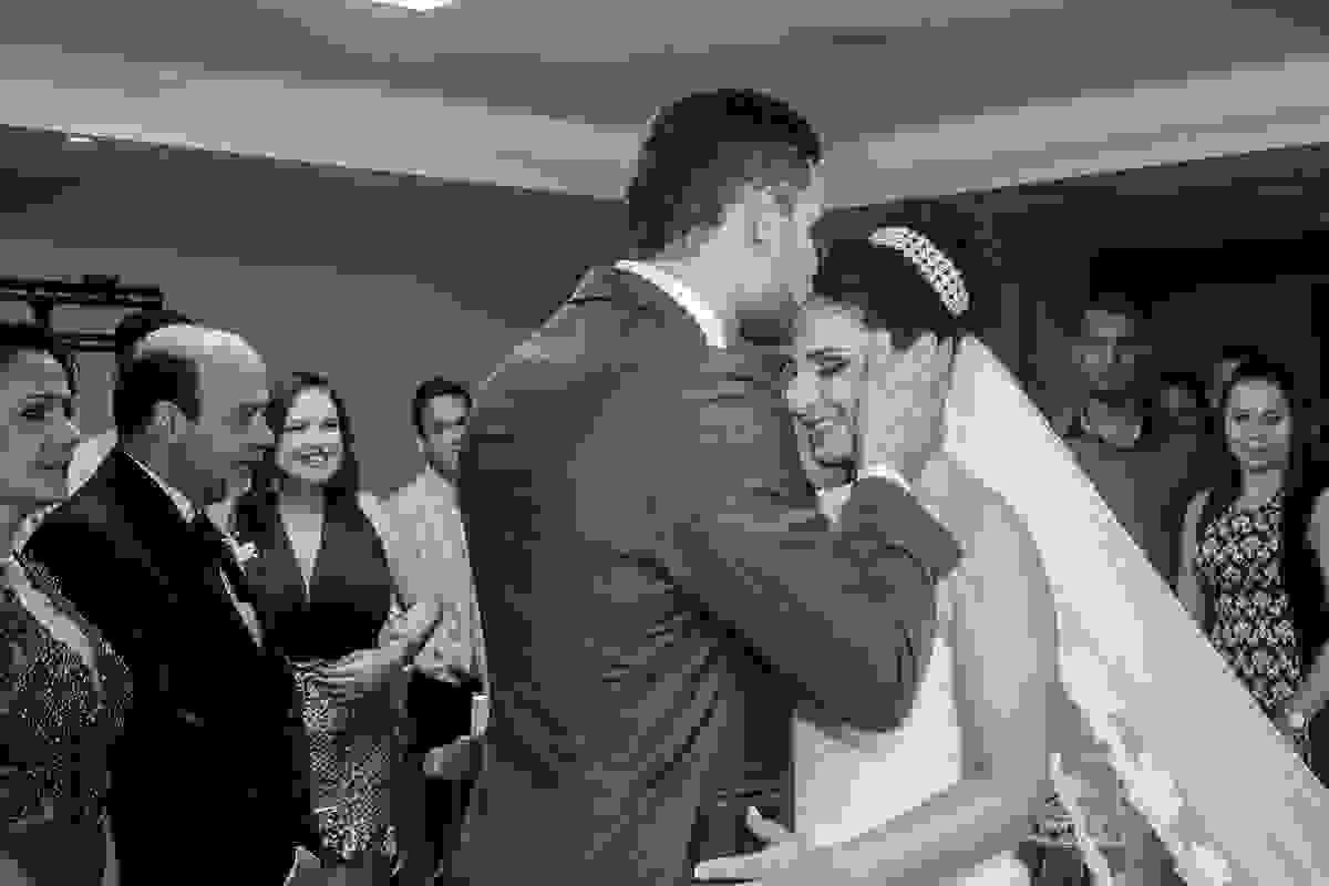 Noivo beija a noiva na testa em casamento macaé rio de janeiro