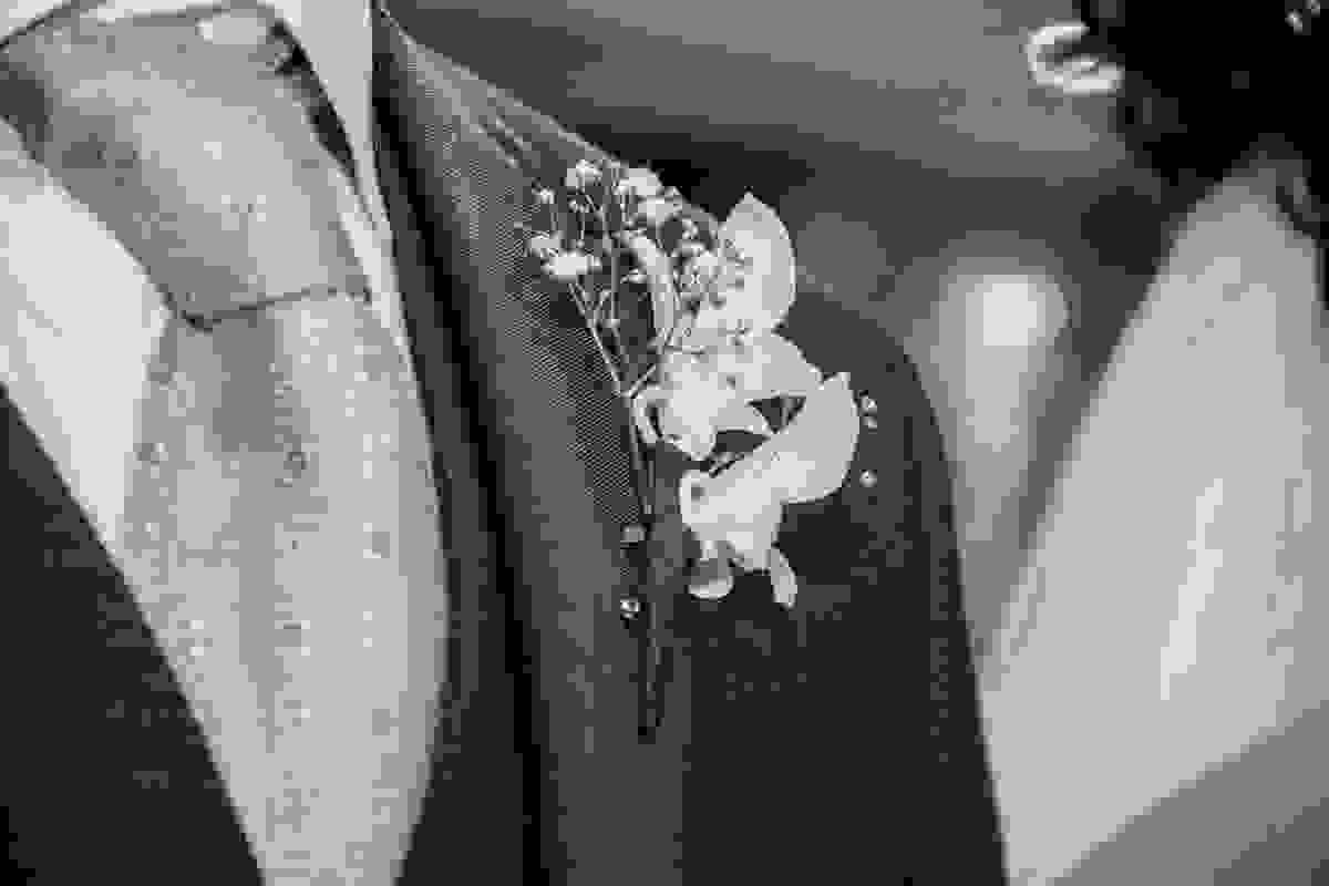 detalhe da lapela do noivo em casamento em macaé