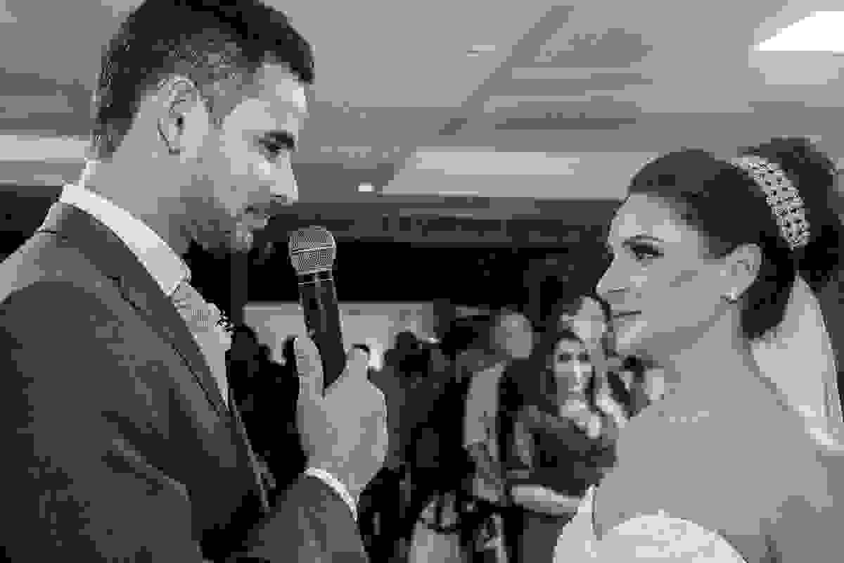 Noivo faz os fotos do casamento para a noiva