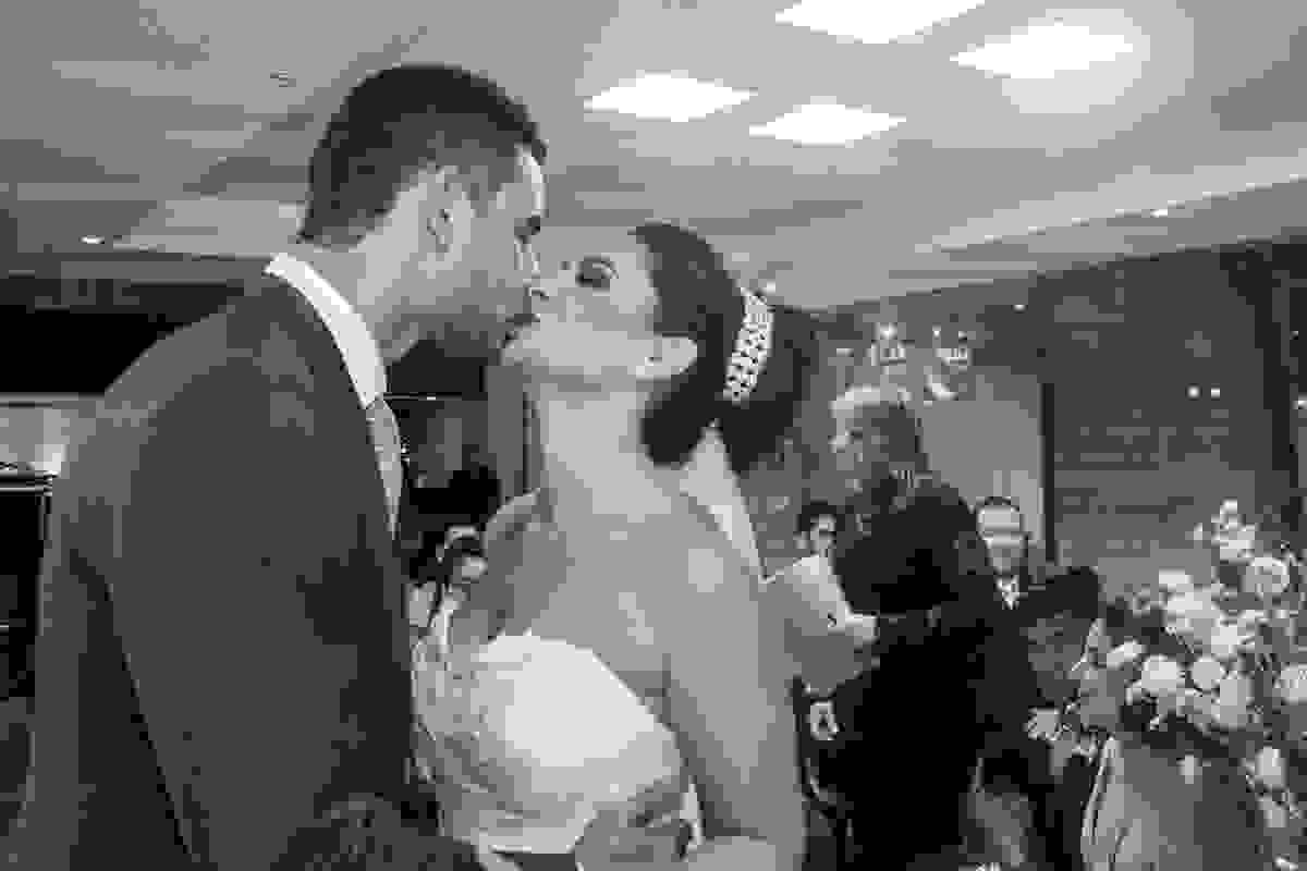 Fotografia do beijo dos noivos