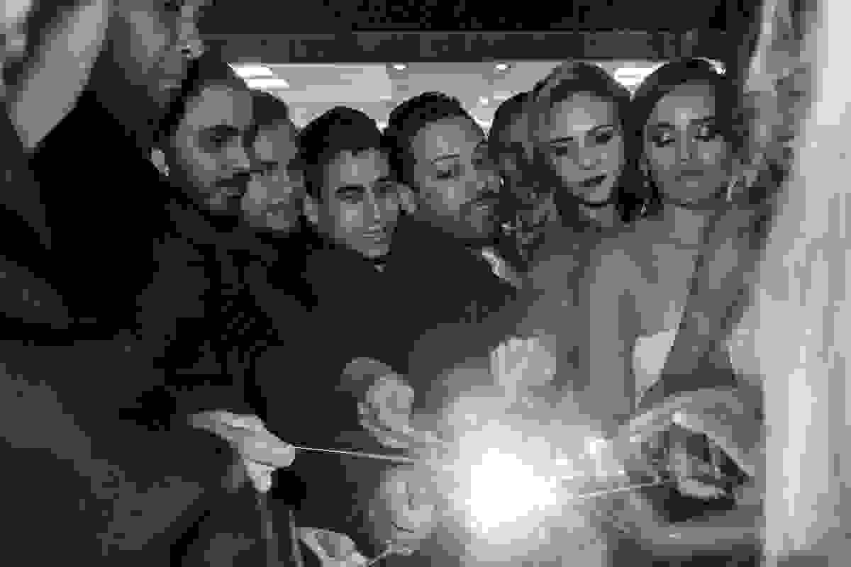 Padrinhos e Madrinhos acendem o chuverinho de luzes para a saida dos noivos