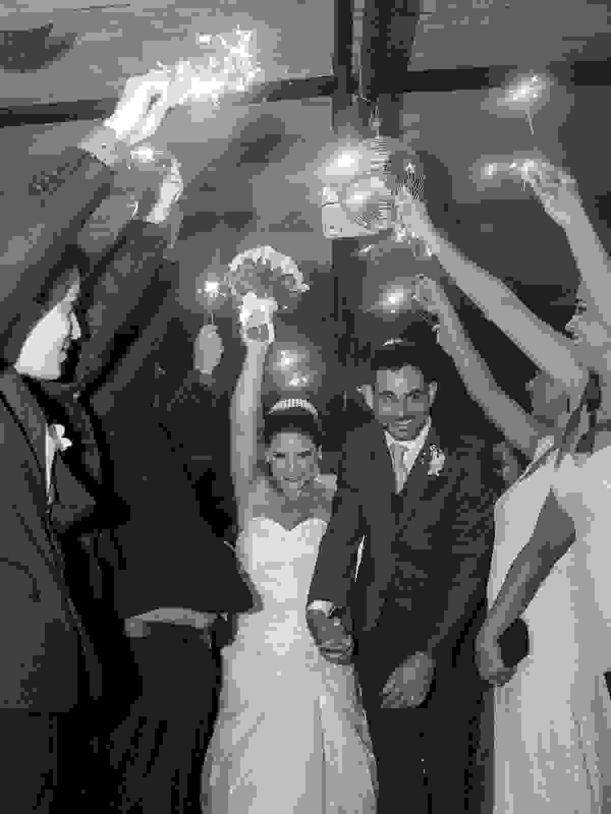 Noiva erque o bouquet em sinal de comemoração pelo casamento