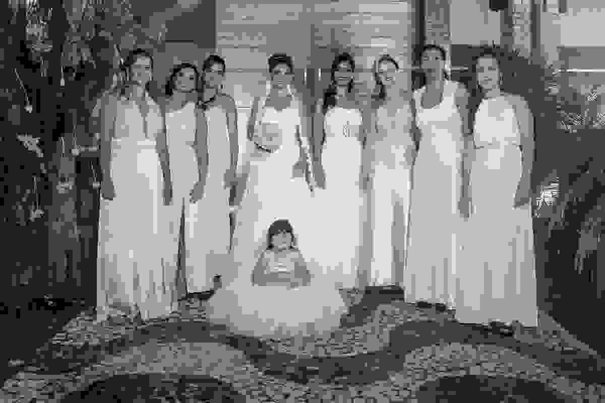 Noivo posa com as madrinhas e daminhas para fotografia de casamento