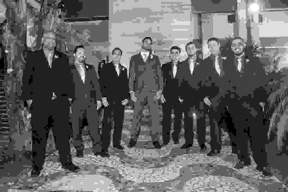 Noivo pousa com os padrinhos em casamento