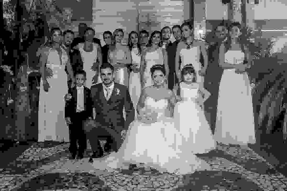 Fotografia dos noivos com seus padrinhos e madrinhas e daminhas e pajes do casamento