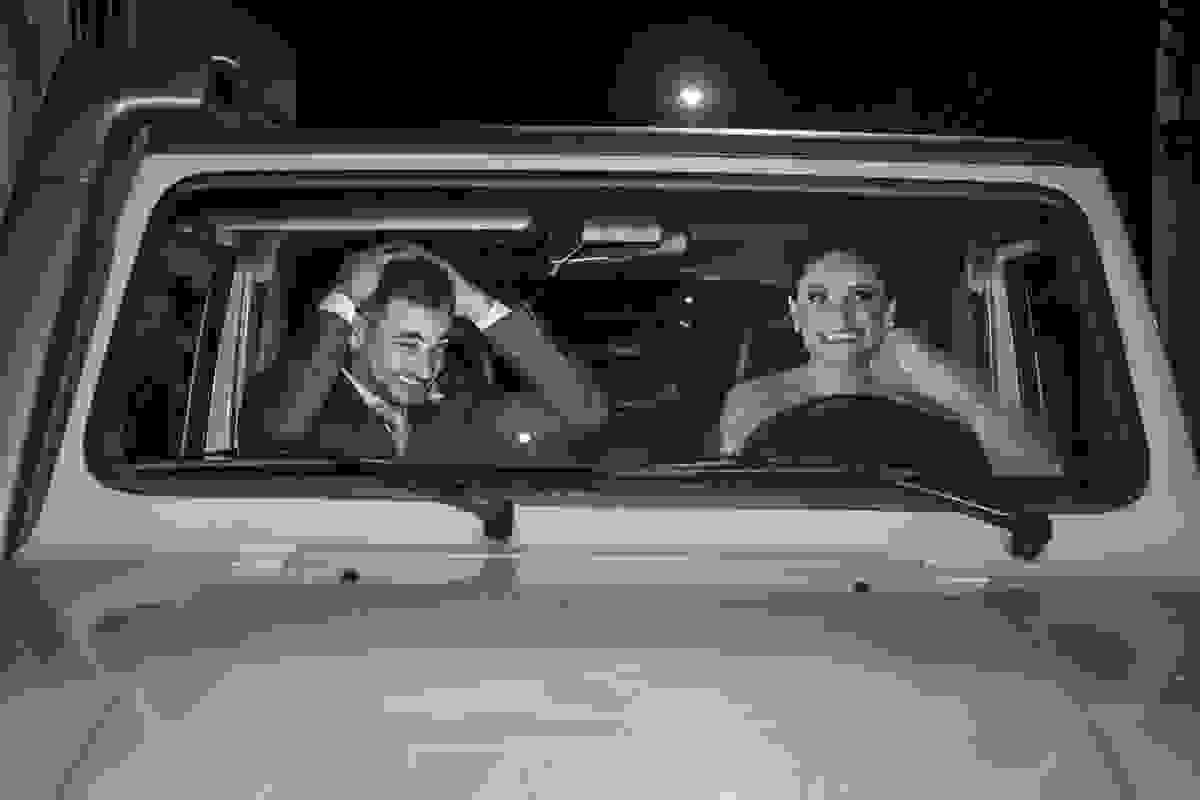 Casamento em macaé com fotos divertidas como esta que a noiva brinca esta dirigindo pirigosamente e noivo poe as mãos na cabeça