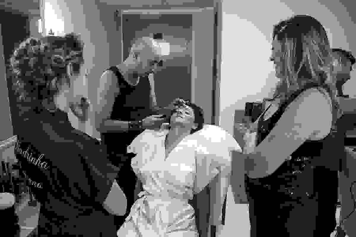 Making off da noiva colocando os cílios em preparativos para o casamento