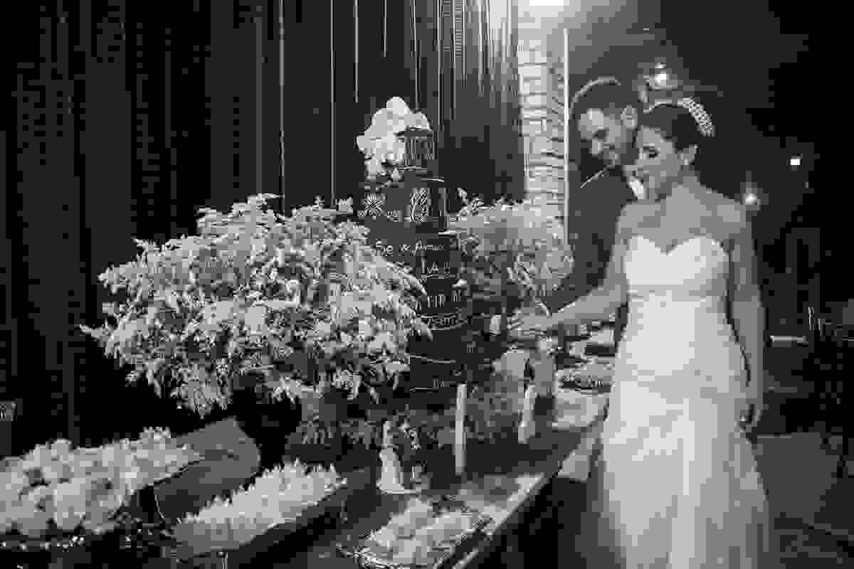 noivos fazem fotografia de corte do bolo pelos noivos em seu casamento