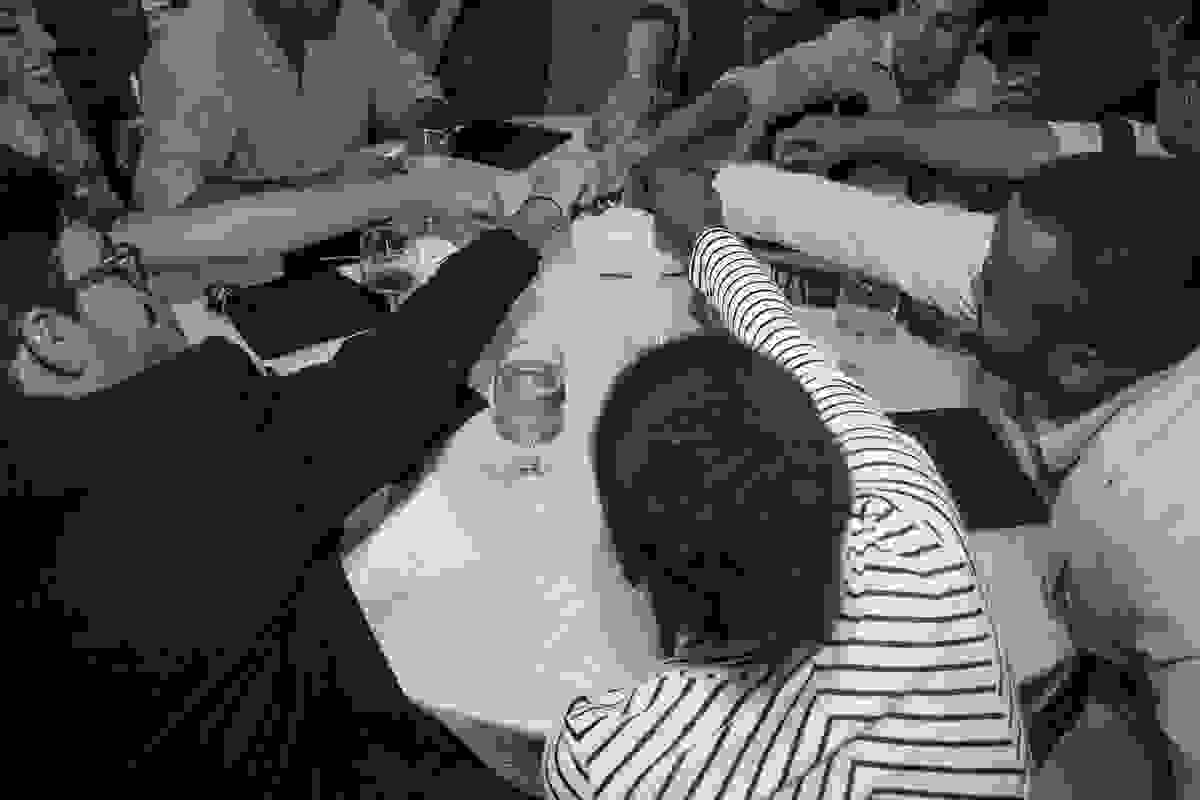 Convidados brincam de colocar dinheiro no porquinho durante o corte da gravata do noivo